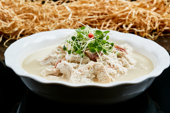白色瓷餐具装的鲜鸡汤自制豆腐
