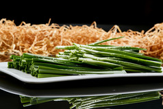 白色瓷盘装的火锅涮肉食材鲜韭菜