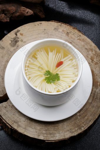 白色瓷汤盅装的菊花豆腐汤