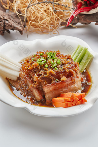 白色瓷餐具装的<strong>梅菜扣肉</strong>