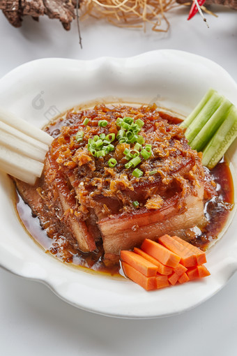 白色瓷餐具装的梅菜<strong>扣肉</strong>