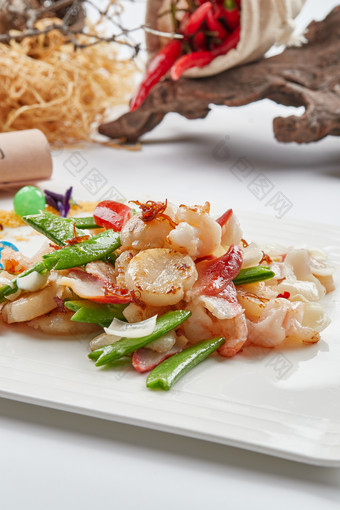 白色瓷盘装的的粤式小炒蜜豆炒海鲜图片