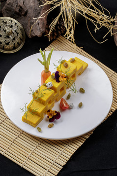 寿司帘上的圆瓷盘装的豌豆黄