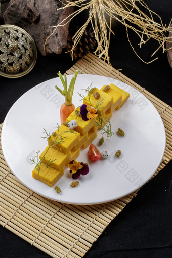寿司帘上的圆瓷盘装的豌豆黄