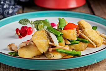 精美瓷餐具装的蜜豆白玉菇小炒银鳕鱼