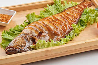 木质托盘装的炭烤鲽鱼