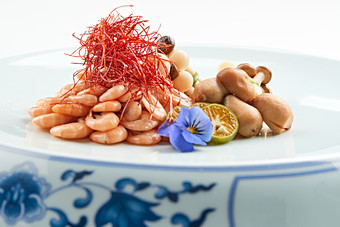 青花瓷盘装的山珍菌配盐水海虾