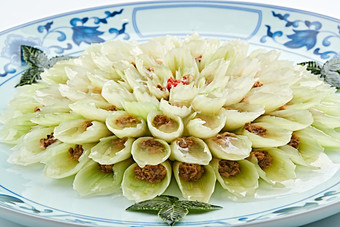 青花瓷盘装的西芹口蘑牛肉粒花开富贵迎宾菜图片