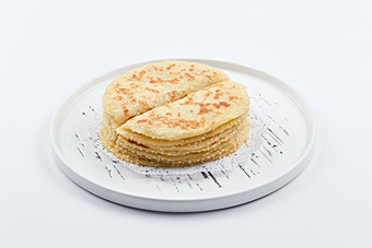 白色瓷盘装的现烙葱油酥饼