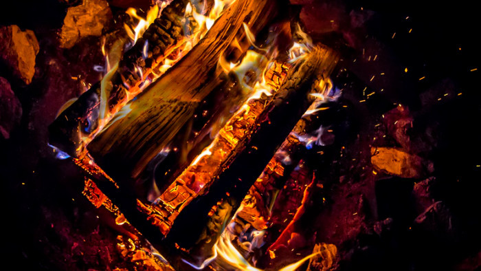 户外野炊的篝火熊熊的火焰声