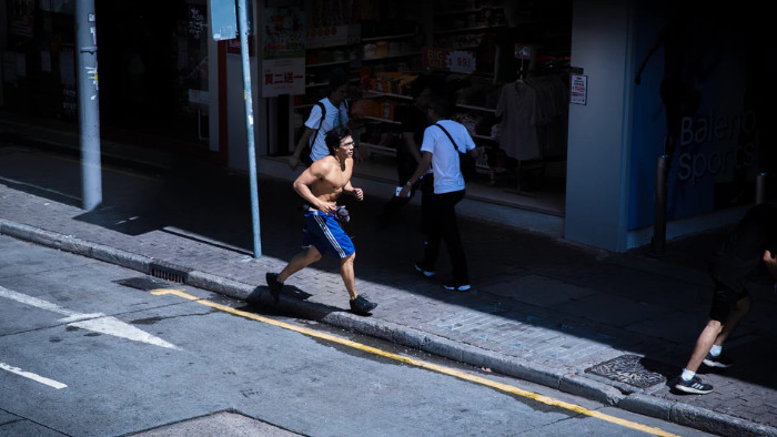 在柏油马路上跑步的脚步声