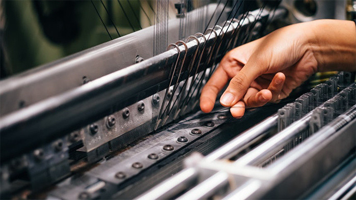 一台正在运行的工业自动缝纫机运作的声音