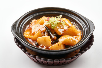 黑色砂锅装的鸡枞土豆萝卜砂锅煲