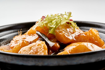 黑色砂锅装的鸡枞土豆<strong>萝卜</strong>砂锅煲