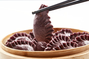 竹笼屉装的现蒸紫米面养生蒸饺