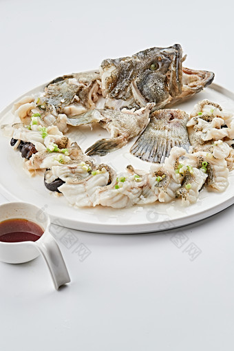 白瓷瓷盘装的清蒸盘龙桂鱼