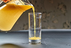 玻璃器皿装的鲜榨百香果汁