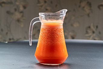 玻璃器皿装的<strong>鲜榨</strong>胡萝卜汁