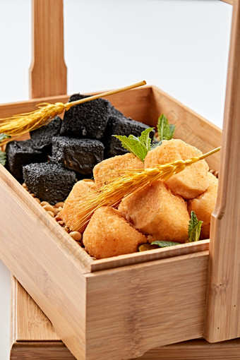 木质食盒装的自制双色炸<strong>豆腐</strong>