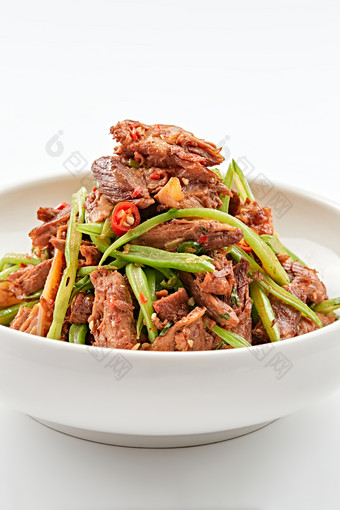 白色瓷碗装的湘味小炒<strong>黄牛肉</strong>