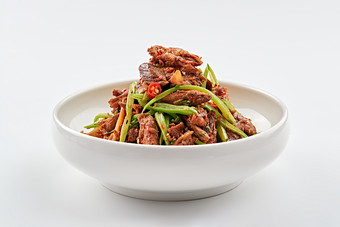 白色瓷碗装的湘味<strong>小炒黄牛肉</strong>