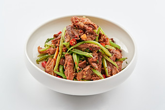 白色瓷碗装的湘味<strong>小炒黄牛肉</strong>