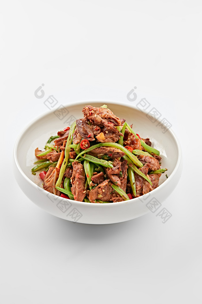 白色瓷碗装的湘味小炒黄牛肉