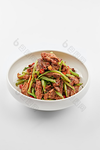 白色瓷碗装的湘味小炒<strong>黄牛肉</strong>