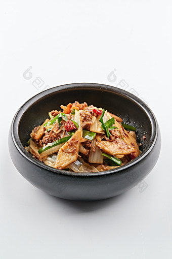 黑色石锅装的韩式石锅土豆饼