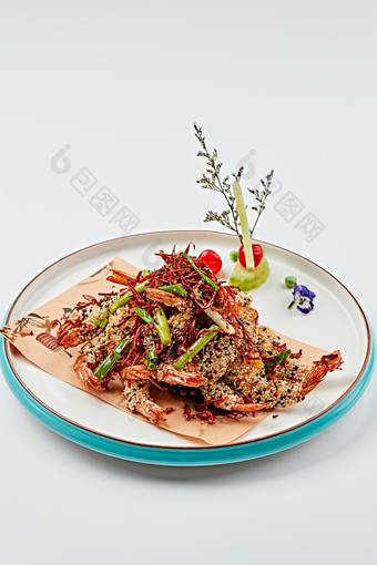 白色瓷盘装的油炸椒盐芝麻深海虾
