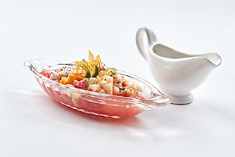 玻璃器皿装的红糖水冰粉水果捞