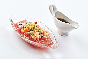 玻璃器皿装的红糖水冰粉水果捞