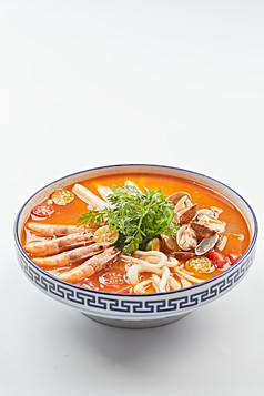 青花瓷碗装的泰式冬阴功酸辣海鲜年糕汤