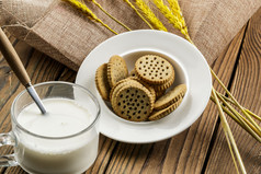白色瓷盘装的营养健康燕麦全麦曲奇饼干