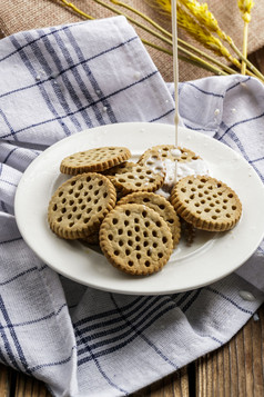 白色瓷盘装的营养健康燕麦全麦曲奇饼干