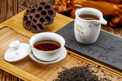 高级白瓷茶具装的沏好的普洱红茶