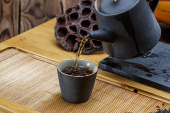 高级<strong>白瓷茶具</strong>装的沏好的普洱红茶