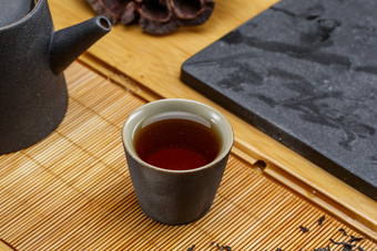 高级白瓷茶具装的沏好的<strong>普洱红茶</strong>