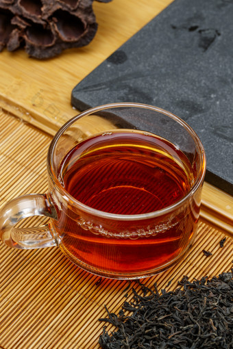 高级白瓷茶具装的沏好的普洱<strong>红</strong>茶