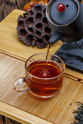 高级<strong>白瓷茶具</strong>装的沏好的普洱红茶