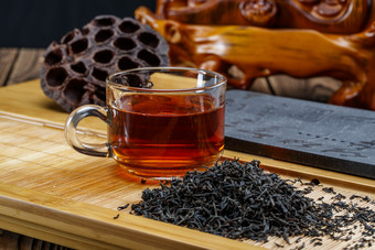 高级<strong>白瓷茶具</strong>装的沏好的普洱红茶