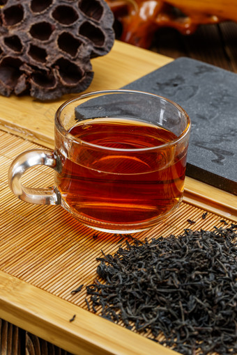 高级<strong>白瓷茶具</strong>装的沏好的普洱红茶