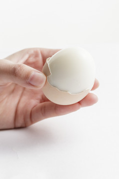 木质底板上的白瓷碟装着的蛋黄绵密蛋白细嫩的特产由鸡蛋