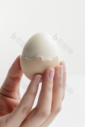木质底板上的白瓷碟装着的蛋黄绵密蛋白细嫩的特产由鸡蛋
