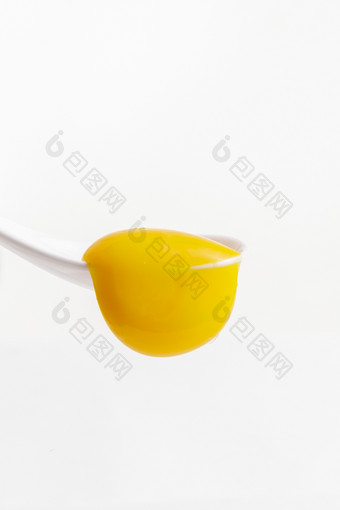至于餐具上的质地柔韧色泽金黄营养丰富的油鸡蛋黄