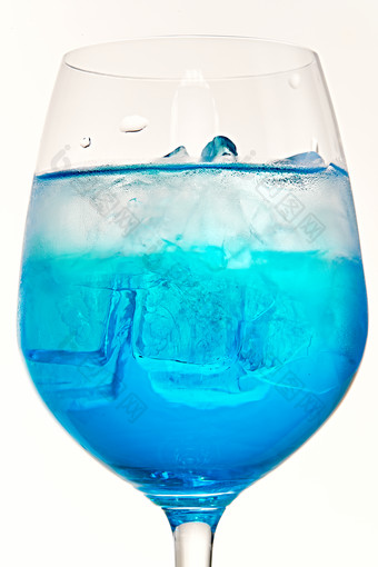 酒杯中的清凉蓝橙汁百加得调制的鸡尾酒图片