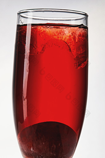 布满冰块的酒杯中的清凉桃子味预调酒图片