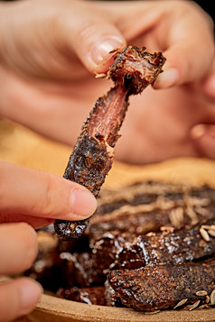 陶瓷餐具装摆的内蒙古特产牛肉干