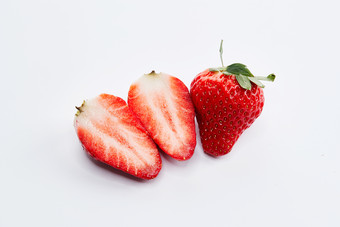 白色背景上摆放的新鲜<strong>草莓</strong>