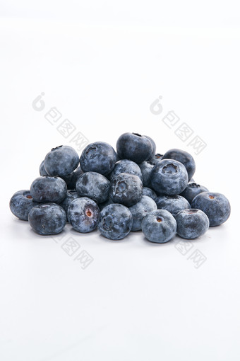 白色背景上摆放的水润新鲜蓝莓果